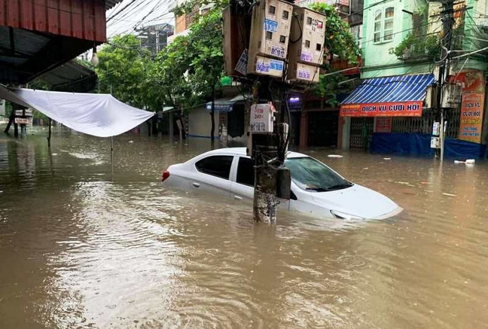 br/> Theo ghi nhận, các phố chính tại thành phố Nam Định như: Lê Hồng Phong, Trần Hưng Đạo, Quang Trung, Hai Bà Trưng, Bà Triệu... đều bị ngập sâu. Ngập nặng nề nhất phải kể đến tuyến đường Đông A và khu vực vùng trũng như Máy Tơ, Phan Đình Phùng, Hàng Thao, Máy Chai... Có những tuyến phố ngập sâu đến 80cm. Nước mưa ngập đến nửa thân xe ô tô ở đường Tô Hiệu, thành phố Nam Định (Ảnh: CTV).