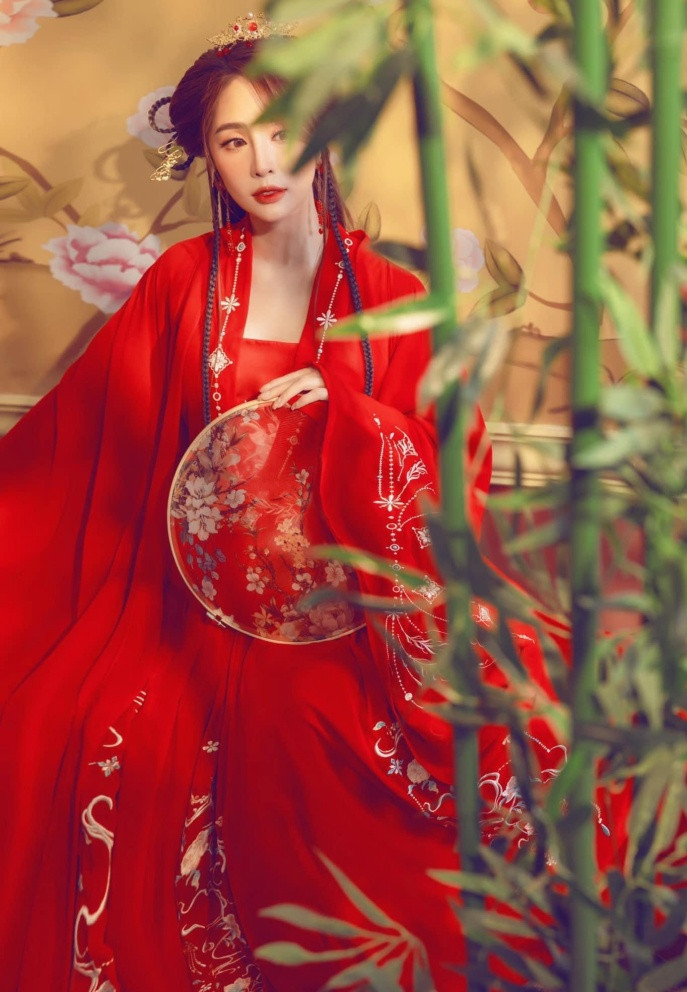 Quỳnh Nga cosplay chị Hằng dịp trung thu.