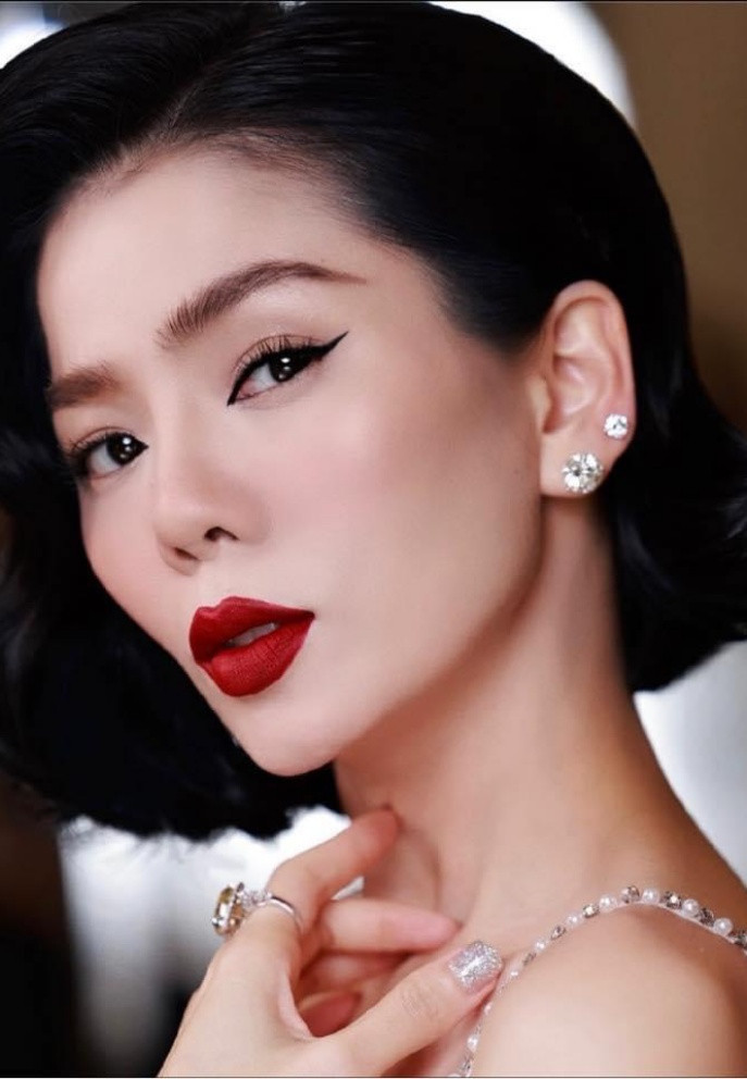 Ca sĩ Lệ Quyên xinh đẹp kiêu sa.