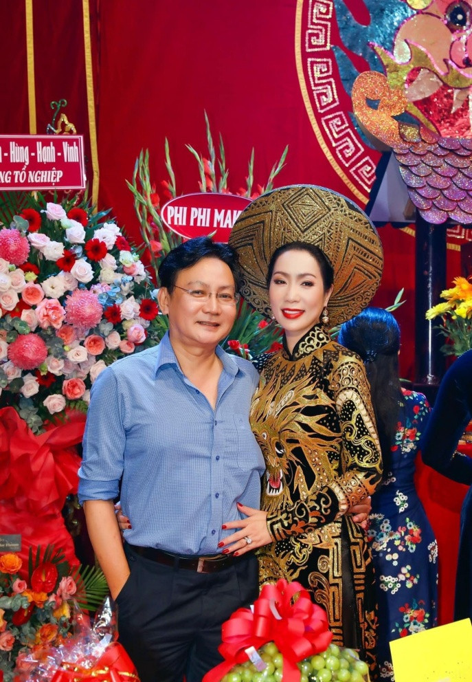 Nghệ sĩ Trịnh Kim Chi cùng chồng trong lễ giỗ tổ nghề.