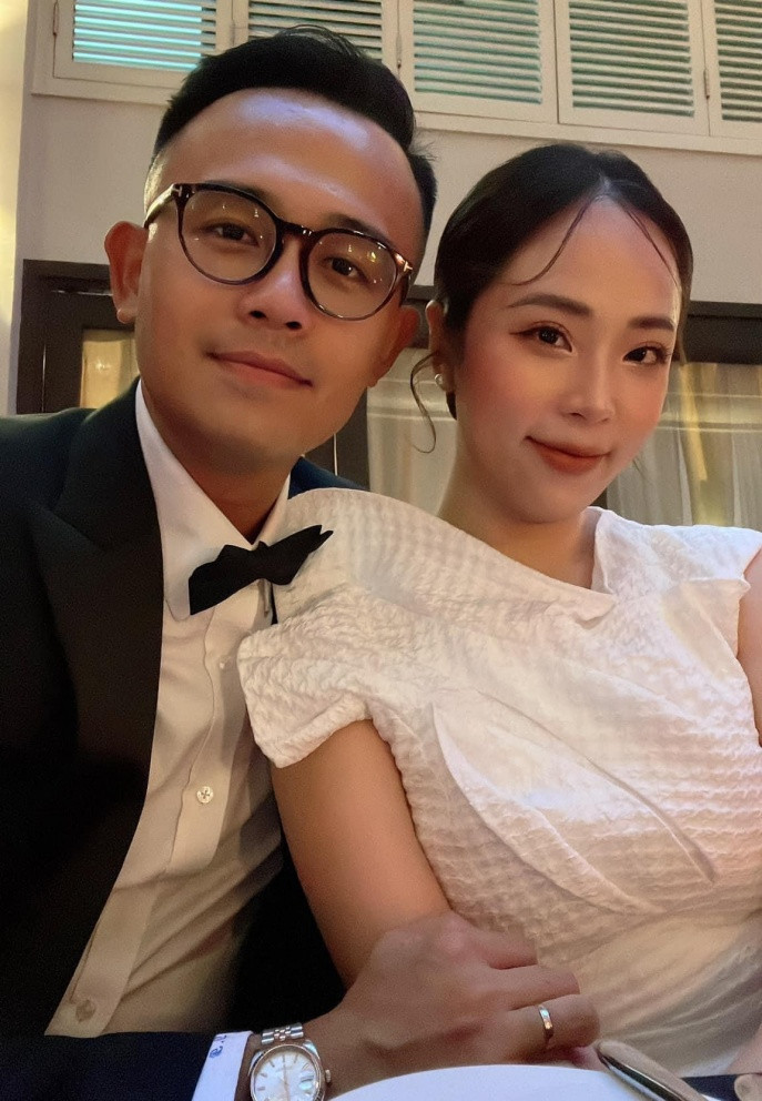 Vợ chồng MC Đức Bảo lên đồ đi sự kiện.