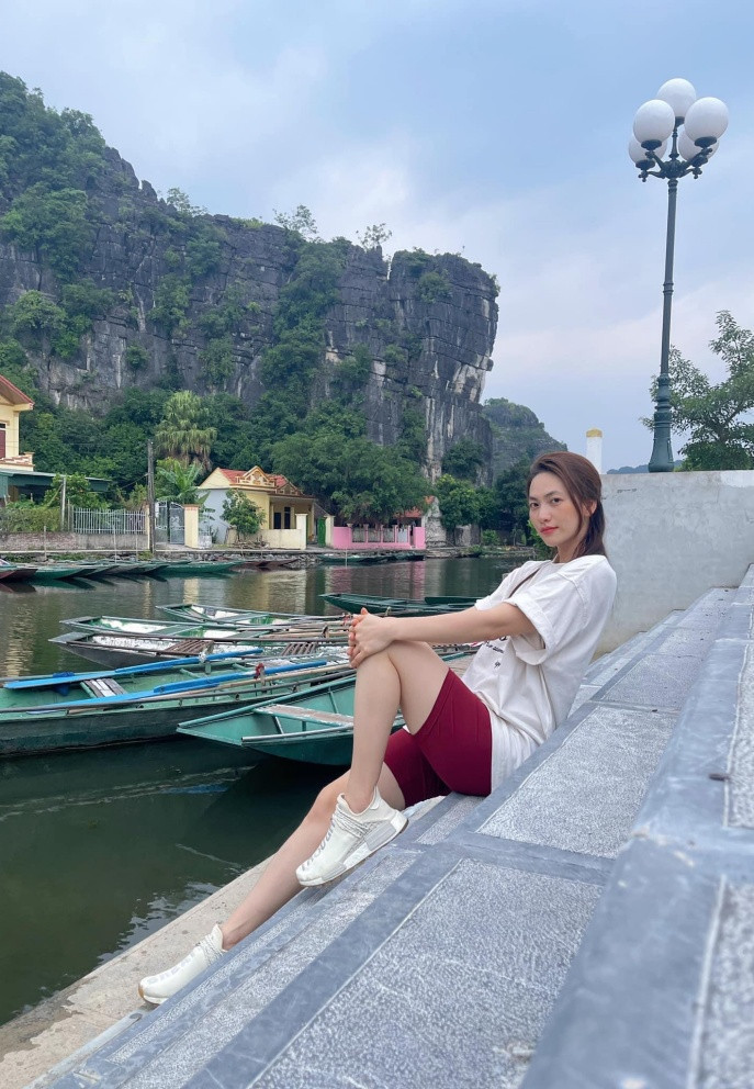Sao Việt Phương Anh Đào diện style thoải mái đi du lịch.