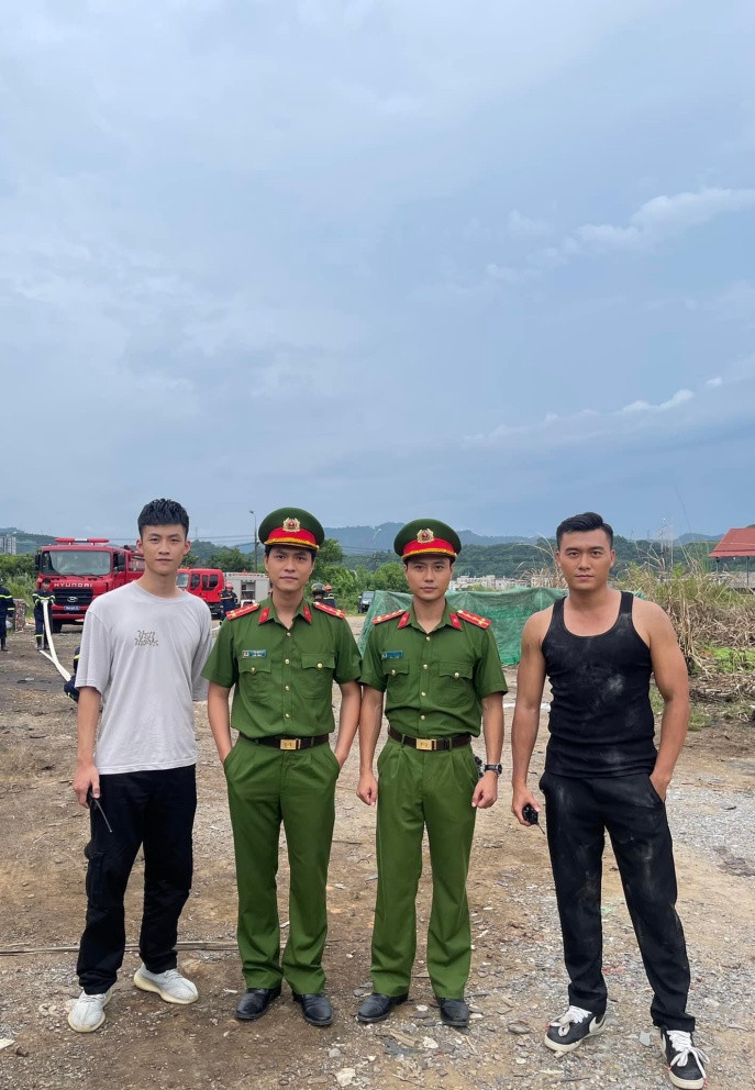 Dàn diễn viên 'Đấu trí' chia sẻ ảnh hậu trường.