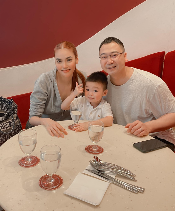 Lan Khuê đăng hình gia đình hạnh phúc nhân ngày đặc biệt.