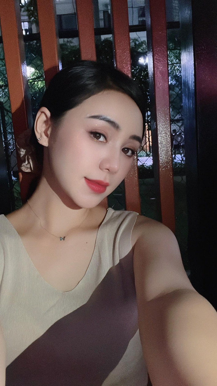 "Hôm nay bỗng thấy iu đời, ngồi chờ anh tới nói lời yêu em", Quỳnh Kool thả thính.