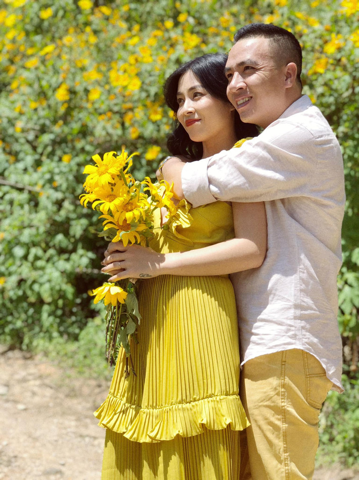 "Có những tháng ngày chỉ cần một cái ôm từ đằng sau thật chặt", MC Hoàng Linh chia sẻ.