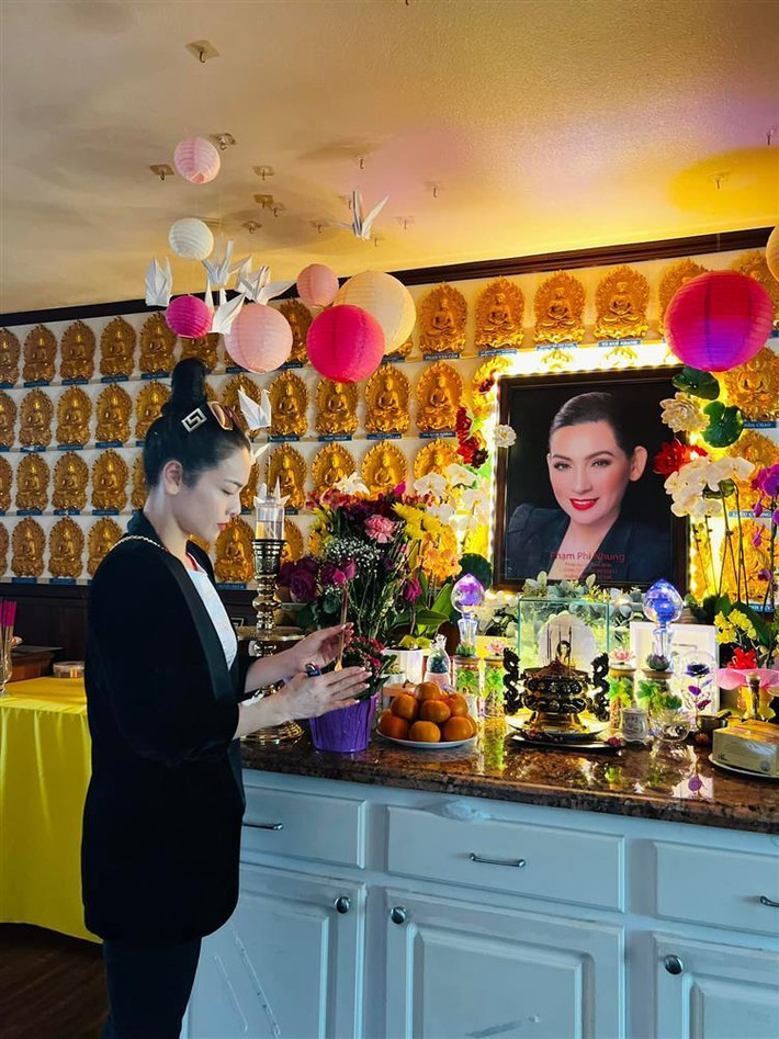 Mới đây, Nhật Kim Anh đăng loạt ảnh viếng cố ca sĩ Phi Nhung nhân chuyến đi Mỹ. Cô không khỏi nghẹn ngào trước di ảnh của giọng ca quá cố tại Tịnh xá Giác An.