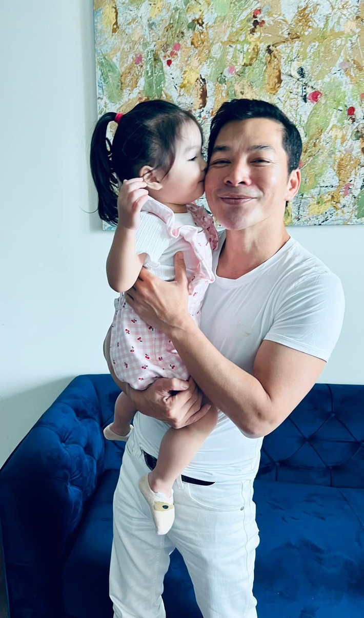 Khi được hỏi lý do tại sao không công khai danh tính hay hình ảnh của mẹ bé Kendall Trần, diễn viên Trần Bảo Sơn cho hay đây là chuyện đời sống riêng tư nên anh không muốn chia sẻ.