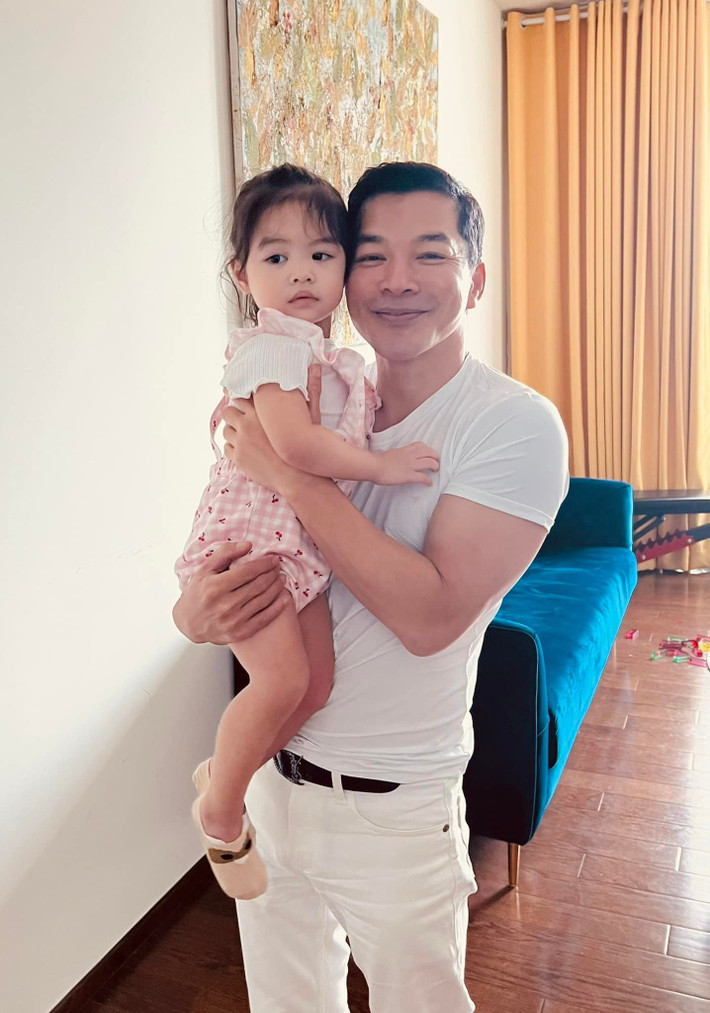 Diễn viên Trần Bảo Sơn mới đăng loạt ảnh mới chụp cùng con gái nhân dịp cô bé tròn 2 tuổi.