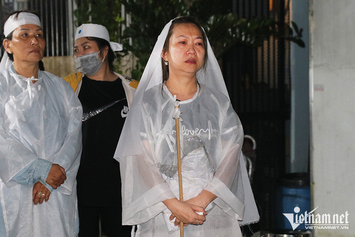 Chị Bùi Vinh Diễm - con gái "vua nhạc sến" vẫn chưa ổn định khi mất đi người cha thân thiết. Chị chia sẻ với VietNamNet rất tiếc nuối vì không thể ở gần chăm sóc ba trong những năm cuối đời. Thuở nhỏ, chị Diễm được nhạc sĩ Vinh Sử dạy dỗ, tâm sự nhiều câu chuyện trong cuộc sống. Trong đó, sự quyết tâm, lòng kiên trì, trung thực chính là bài học lớn theo chị đến tận hôm nay. Trong ký ức của chị, nhạc sĩ là người sống tình cảm và tự lập. Ông có một cuộc đời phiêu lưu, có sướng khổ, vui buồn nên đã cho ra những sáng tác để đời.