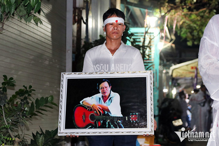 Người thân mang những hình ảnh ghi lại dấu ấn nghề nghiệp khó quên của nhạc sĩ Vinh Sử.