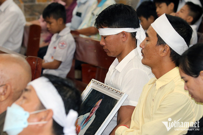 Ngoài gia đình, không nhiều nghệ sĩ có mặt để tiễn biệt 'vua nhạc sến' Vinh Sử. Ảnh: Thanh Phi