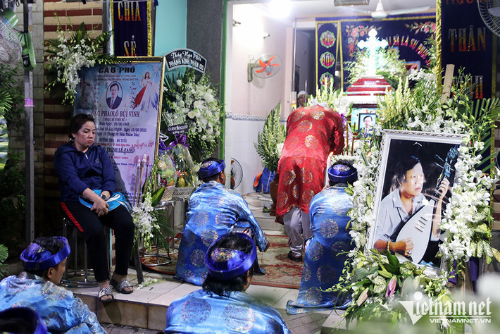 Quang cảnh gia đình làm lễ cho nhạc sĩ Vinh Sử.