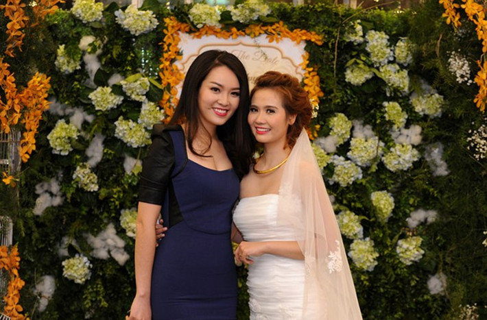 Á hậu Thuỵ Vân chụp hình kỷ niệm với cô dâu trong tiệc cưới.