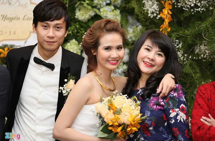 Cô dâu, chú rể chụp ảnh kỷ niệm với nữ diễn viên Kim Oanh.