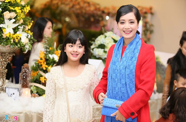 Nữ diễn viên Chiều Xuân và con gái cũng tới dự tiệc cưới.