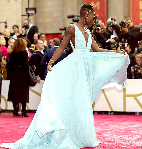 Nữ diễn viên da màu Lupita Nyong’o nổi lên sau Oscar 2014 và được khen về gu ăn mặc sau sự kiện này. Chiếc váy màu xanh ngọc thương hiệu Prada mà cô mặc trong lễ trao giải Oscar được mọi người khen ngợi hết lời.