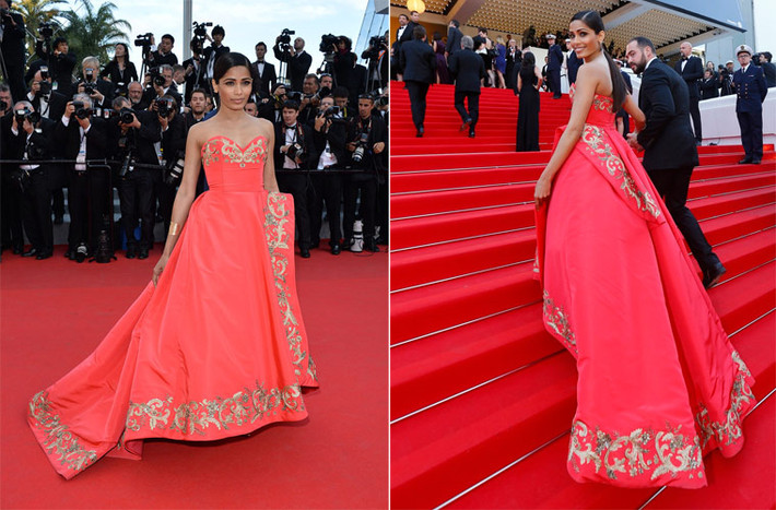Freida Pinto nổi bật trên thảm đỏ LHP Cannes 2014 nhờ chiếc váy tuyệt đẹp của Oscar de la Renta với điểm nhấn là phần thêu chỉ vàng chạy dưới chân váy và ngực.