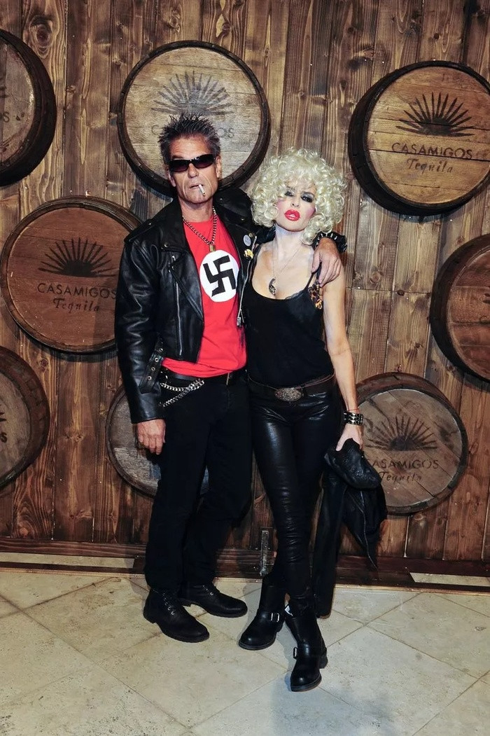 Tại một sự kiện hóa trang, Harry Hamlin đã gây ra làn sóng phẫn nộ khi mặc áo in hình biểu tượng của Đức quốc xã. Dù đã lên tiếng xin lỗi, anh vẫn không được khán giả chấp nhận và mất thời gian dài để lấy lại danh tiếng.