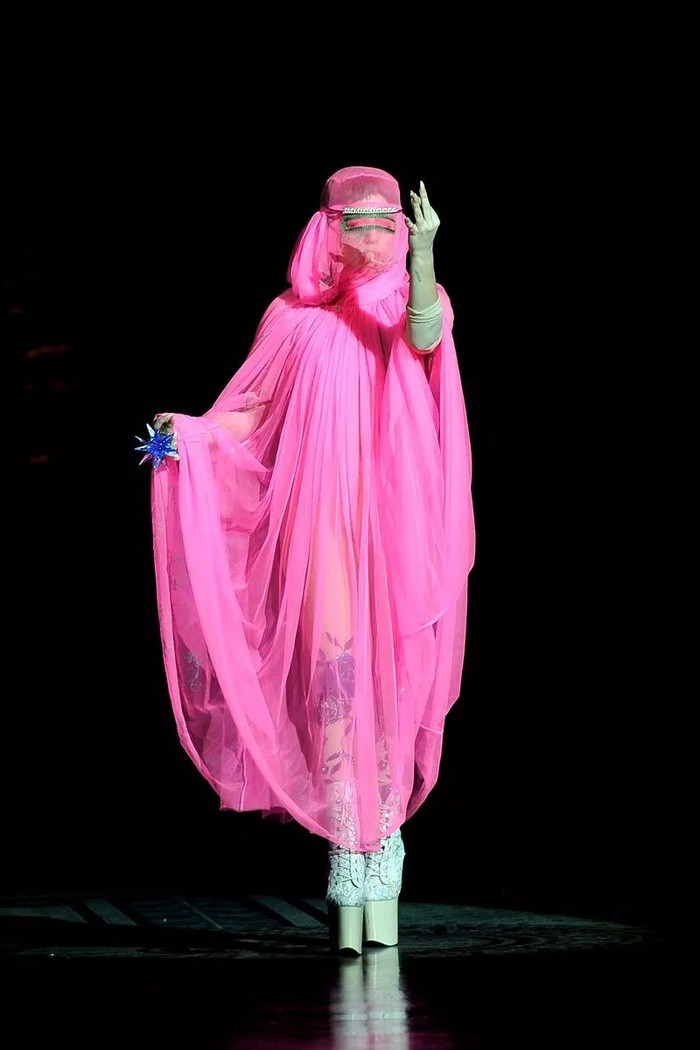 Tại tuần lễ thời trang London 2012, Lady Gaga khiến nhiều người cảm thấy bị xúc phạm khi xuất hiện trên sàn catwalk trong trang phục burqa. Điều đáng nói, nữ ca sĩ diện và biểu diễn theo phong cách gợi cảm. Những người trong cộng đồng Hồi giáo đã chỉ trích cô chiếm dụng văn hóa và không tôn trọng văn hóa truyền thống.