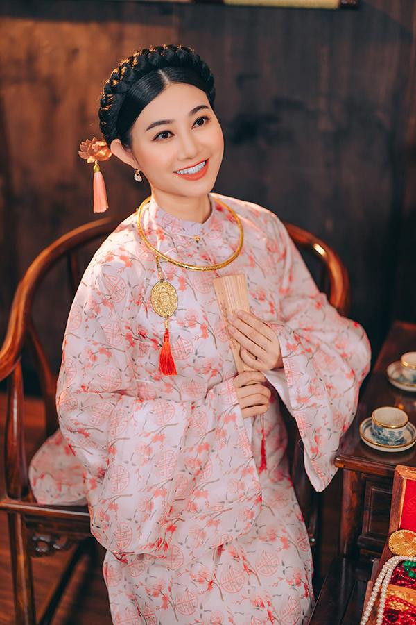 ##b###Quế Trân sinh năm 1981, cô là nữ nghệ sĩ cải lương nổi bật ở phía Nam được trao tặng danh hiệu NSƯT vào năm 2011. Cô cũng là con gái của cố NSND Thanh Tòng.