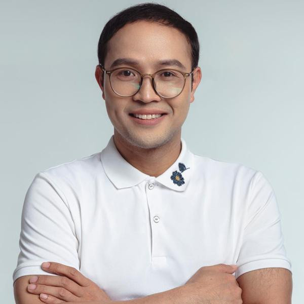 ói về người vợ kín tiếng, NSƯT Thái Sơn chia sẻ: "Tôi có một gia đình đồng hành, yểm trợ, vợ tôi là hậu phương vững chắc, luôn ủng hộ và thấu hiểu tôi trên con đường nghệ thuật". Trên mạng xã hội hay trước truyền thông, NSƯT Thái Sơn không muốn nói tới quá nhiều để giữ sự riêng tư cho bản thân. Anh nói: "Tôi nghĩ, là nghệ sĩ, ai cũng chỉ mong được khán giả yêu mến qua những vai diễn của mình, đó là điều quá hạnh phúc".