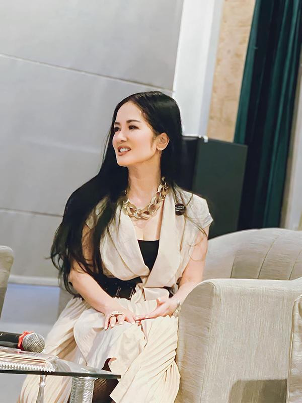 ên cạnh chế độ dinh dưỡng, ca sĩ Hồng Nhung là một người vô cùng yêu thích các hoạt động thể thao. Bộ môn nữ diva thích nhất là yoga.