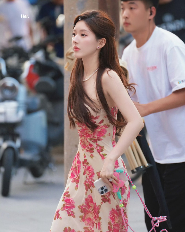 Theo Triệu Lộ Tư, cô tự làm stylist cho tác phẩm này của mình. Trước khi phim khởi quay, nữ diễn viên đã sang Hàn Quốc để chuẩn bị trang phục cho phim với hàng chục bộ váy áo đủ mọi phong cách. Bên cạnh đó, Triệu Lộ Tư cũng đảm nhiệm phần trang điểm cho nhân vật của mình.