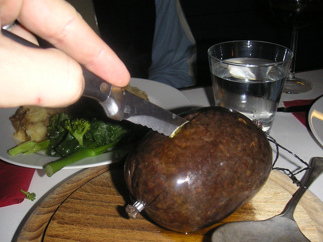 1. Haggis – Scotland: Haggis là món ăn được làm từ gan, tim và phổi cừu băm nhỏ, sau đó nấu chín bên trong dạ dày của động vật. Haggis có bề ngoài tương tự như xúc xích và được phục vụ với khoai tây nghiền hoặc chiên lên ăn vào bữa sáng. Mặc dù có vẻ ngoài trông kém hấp dẫn nhưng nó lại có hương vị khá ngon. Nếu không ngại, bạn hoàn toàn có thể thử món ăn kinh dị này khi đến Scotland.
