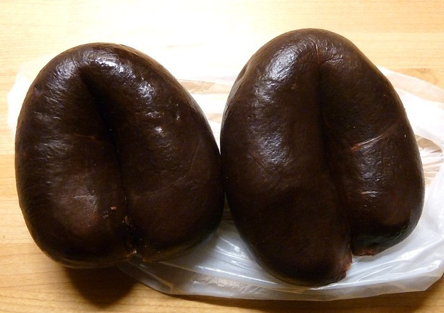 3. Black Pudding – Anh: Với vẻ ngoài không được bắt mắt và không giống như tên gọi của mình, món ăn này không phải bánh pudding như bạn vẫn nghĩ. Nó là xúc xích tiết, được làm từ tiết bò hoặc lợn trộn cùng bột yến mạch.