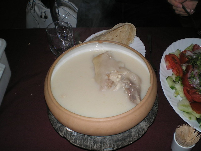2. Khash – Mỹ: Đây là món ăn được làm từ chân và đầu của một con bò. Ở Mỹ, món ăn này thường được phục vụ như một món súp vào những ngày đông. Nếu bạn có thể vượt qua cảm giác có một chiếc đầu bò với 2 con mắt đang nhìn chằm chằm vào mình khi ăn súp thì bạn có thể thử nó.