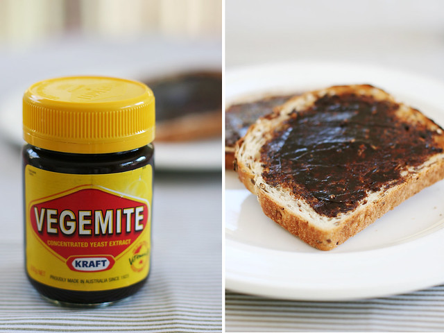 9. Vegemite – Úc: Trông thì có vẻ giống như một hũ socola chảy nhưng thực chất nó là cặn bùn dưới đáy thùng, hình thành trong quá trình sản xuất bia. Nếu như những quốc gia khác vét bỏ loại bùn này thì Úc lại giữ lại và quyết định biến nó thành một loại sốt độc đáo ăn kèm bánh mì.