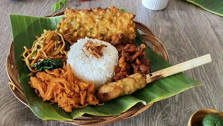 Món Nasi Campur (Cơm trộn): Cơm trộn Bali là món ăn được khách du lịch trên đảo ưa chuộng nhất. Cơm dẻo làm nền cho nhiều món ăn kèm như Lawar, thịt xé nhỏ và sate lilit, cùng với các lựa chọn cho cơm trộn thịt lợn hoặc thịt gà. Nasi Pedas Bu Andika, Nasi Ayam Bu Oki và Warung Men Weti đều là những lựa chọn điểm đến được yêu thích. Nguồn: Detik