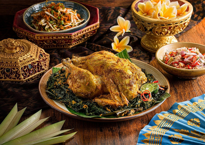 Món Ayam Betutu: Ayam Betutu là một món ăn địa phương được yêu thích, có món gà mềm được ướp với hỗn hợp các loại gia vị của Bali, sau đó nướng chậm trong lá chuối trên ngọn lửa trấu bốc khói, tạo nên món thịt vô cùng mềm mại và tràn ngập hương vị. Ayam Betutu Men Tempeh, Warung Liku hoặc Ayam Betutu Khas Gilimanuk là những địa điểm để có trải nghiệm đích thực. Nguồn: Indonesia Kaya