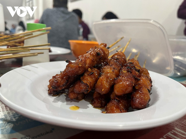 Sa tế thịt heo: Thịt lợn satay của Bali có vị mặn, ngọt và cay, thường được dùng kèm với nước sốt đậu phộng hoặc nước chấm tương cay. Sate Babi Bawah Pohon, Sate Plecing Arjuna và Sate Babi Bu Nyoman đều là những địa điểm tuyệt vời để thử món xiên đầy hương vị này.