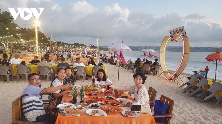 Hải sản Jimbaran: Ăn hải sản trên bãi biển Jimbaran là trải nghiệm không thể quên khi đến Bali của nhiều gia đình. Chuyến đi đến Jimbaran trên đảo Bali sẽ không trọn vẹn nếu thiếu một bữa tiệc hải sản bên bãi biển. Đi đến bãi biển và chọn món từ nhiều nhà hàng phục vụ hải sản tươi sống, thường thức với khung cảnh hoàng hôn tuyệt đẹp.
