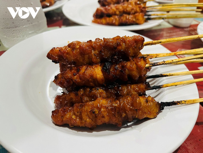 Món Sate Lilit: Những xiên thịt này là món ăn nhất định phải thử đối với những người yêu thích thịt. Món này được làm từ thịt gà hoặc thịt lợn băm ướp gia vị, quấn quanh sả hoặc xiên tre và nướng chín tới.