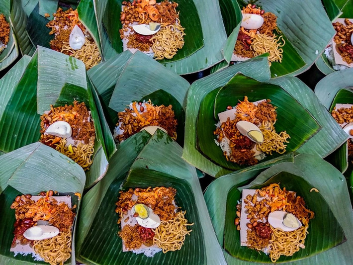 Món Nasi Jinggo: Món Nasi Jinggo còn được gọi là Nasi Jenggo. Những gói cơm nhỏ, tiện lợi này đi kèm với nhiều món ăn kèm khác nhau như gà xé, mì xào, thịt, cá hoặc trứng. Cơm có thể có màu trắng hoặc vàng, mang lại cảm giác bắt mắt và thơm ngon hơn. Nguồn: Detik