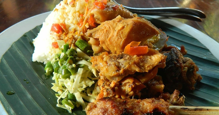 Cơm gà Kedewatan: Nasi Ayam Kedewatan như một "ngôi sao đang lên" trong làng ẩm thực trên đảo Bali. Món ăn này là một đĩa cơm với nhiều loại món ăn ngon: ayam betutu, garang asem (món cá chua cay), gà xé, thịt gà băm, pepes ayam urap, gan và mề xào, đậu phộng, đậu xanh và trứng pindang (trứng ướp). Nasi Ayam Kedewatan Bu Mangku là địa điểm nổi tiếng để thưởng thức món ăn này. Nguồn: Anishidayah
