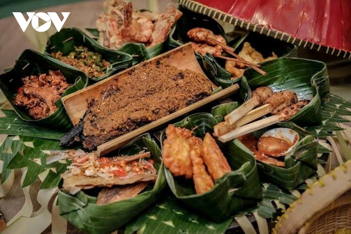 Món Bebek Bengal (ở giữa). Món ăn đặc trưng của Ubud là Bebek Bengil - món vịt có màu nâu và rắc nhiều gia vị. Món ăn này có thịt vịt được ướp với các loại gia vị “bí mật” của địa phương trong 12 giờ đồng hồ, khiến thịt mềm và có hương vị vô cùng thơm ngon. Thịt vịt có vỏ ngoài giòn, tan chảy trong miệng và thậm chí có thể ăn được cả xương.