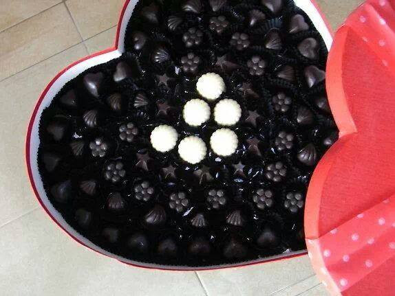 Một trái tim khổng lồ từ sô cô la.