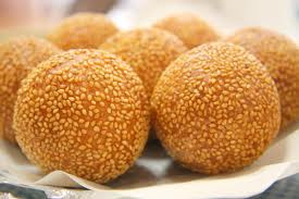 Bánh rán nóng cũng sẽ là lựa chọn thích hợp nếu bạn muốn lọt dạ. Bánh rán mặn hoặc bánh rán ngọt đều rất dễ ăn và ngon miệng