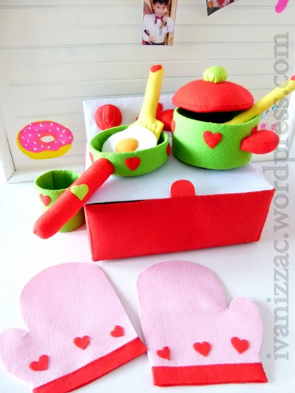 Bộ đồ chơi này được chính tay mẹ Ivan, Izacc tỉ mỉ thiết kế và tự tay làm cho con yêu của mình.