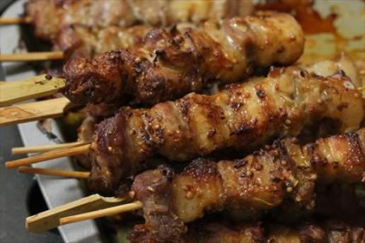 Thịt xiên nướng là món ngon đường phố được nhiều người ưa chuộng. Mỗi xiên thịt có giá 6.000 - 10.000 đồng. Những xiên thịt nóng hổi, thơm lừng màu vàng cánh gián, hòa quyện cùng vị bùi bùi của tinh bột bánh mì làm nên món “fastfood” nhanh gọn, giản đơn, đậm chất Việt.