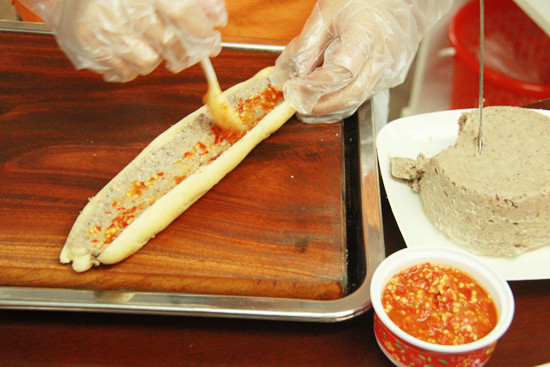 Bánh mì que mới xuất hiện ở Hà Nội vài năm gần đây có nguồn gốc từ bánh mì cay Hải Phòng