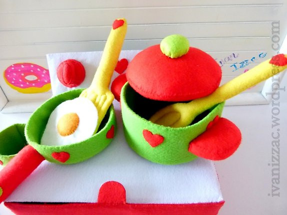 Không chỉ là bếp ga mà còn là hộp đựng được cả bộ đồ nấu ăn này.