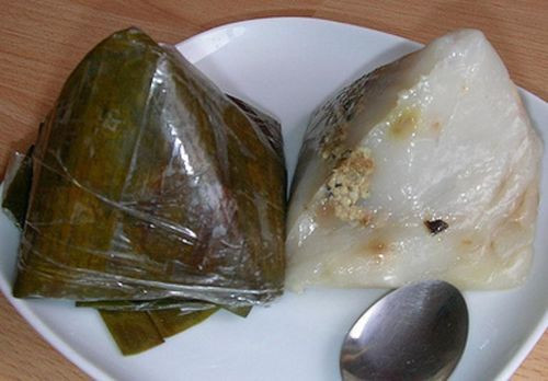 Một trong những loại bánh ngon đặc sản không thể không nhắc đến của Hà Nội chính là bánh giò. Vỏ bánh được làm từ gạo tẻ. Nhân bánh cũng vẫn là những loại nguyên liệu quen thuộc để làm nhiều loại bánh như thịt vai xay, mộc nhĩ, hạt tiêu, hành khô bằm, trộn đều xào chín. Món bánh này ăn cùng tương ớt và dưa góp sẽ rất ngon.