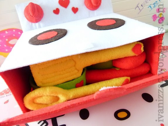 Hộp đồ chơi được cất gọn khi bé chơi xong.