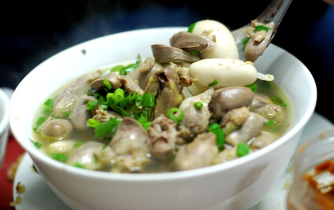 Ngoài ra, kê gà cũng được xem là “thần dược” tăng cường sức khỏe cho đàn ông. Tất nhiên, những bộ phận “quý hiếm” số lượng ít nên giá thành các món ăn này trong mọi quán đều không hề rẻ,