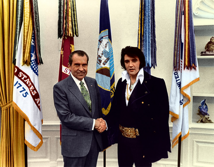 Ông hoàng nhạc Rock & Roll Elvis Presley gặp Tổng thống Mỹ Richard Nixon tại Nhà Trắng ngày 21/12/1970. Trước cuộc gặp nổi tiếng này, Elvis đã viết một lá thư dài 6 trang cho Nixon để nói về nạn ma túy đang hoành hành nước Mỹ lúc bấy giờ. Khi tới thăm Nixon, Elvis đem theo những hình ảnh gia đình mình và khẩu súng lục Colt 45 làm quà tặng cho Tổng thống Nixon.